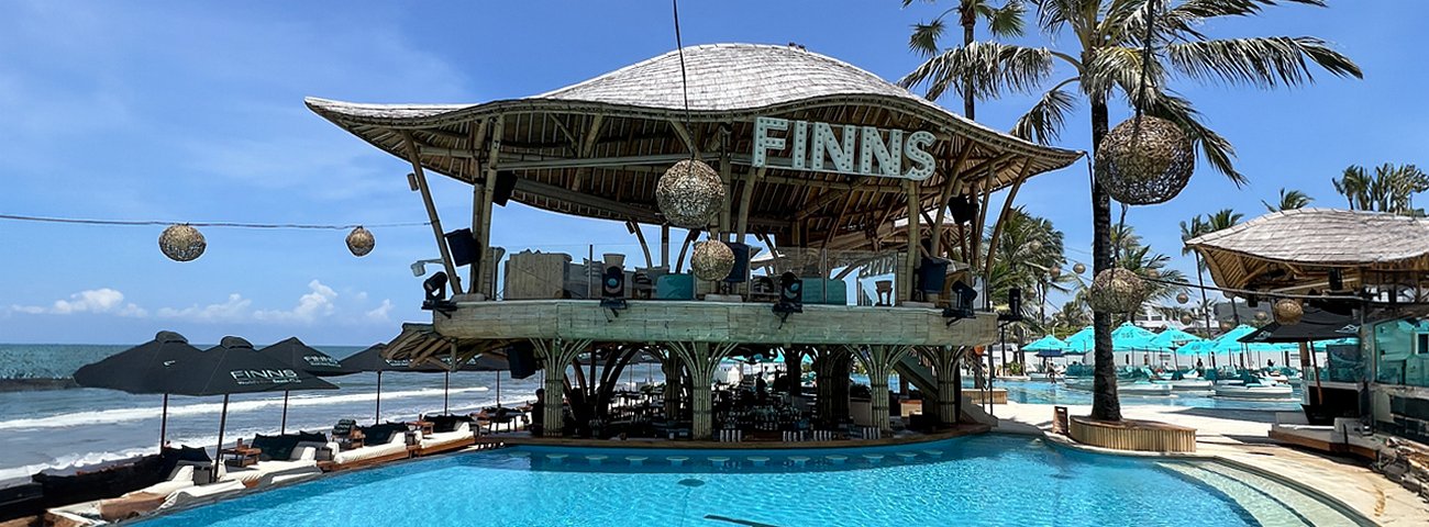 Menjelajahi Pesona Tropis Finns Beach Club